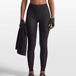 Skims Nike Women's Black v panel  Leggings x small